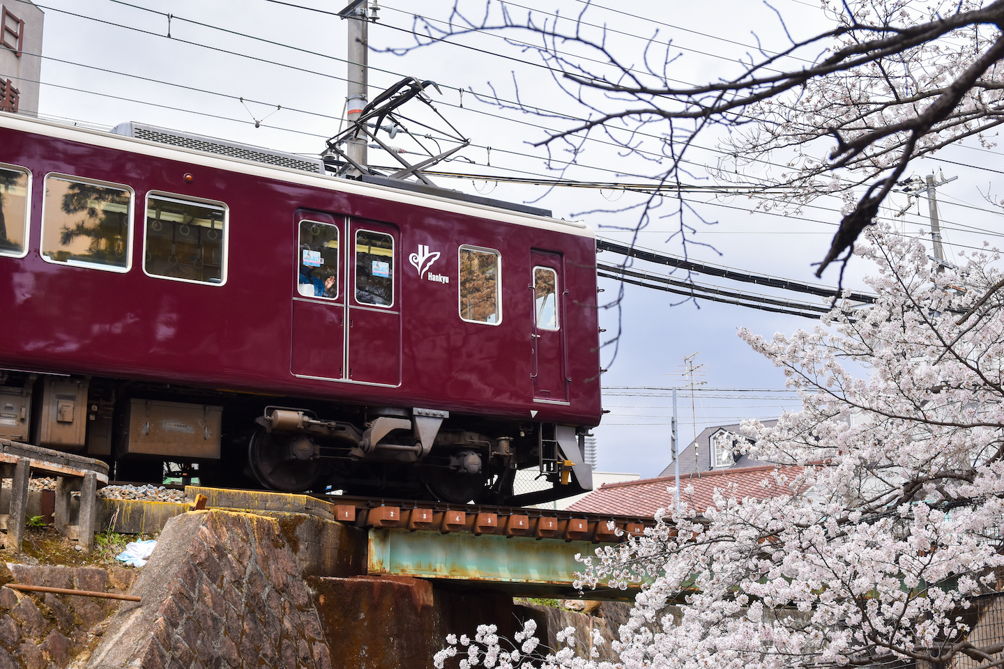 阪急電車が映えるスポットで、鉄道旅を楽しむ